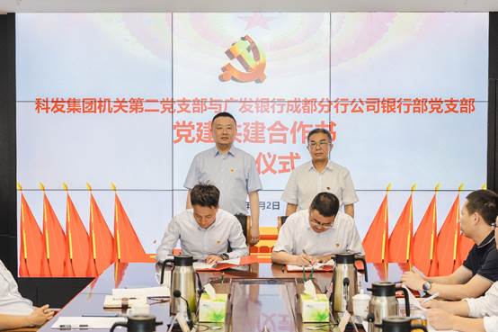一群人在桌子前
中度可信度描述已自動生成
