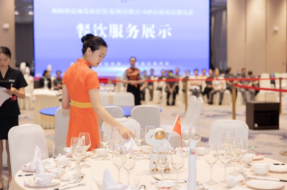 許多人在聚餐
中度可信度描述已自動生成