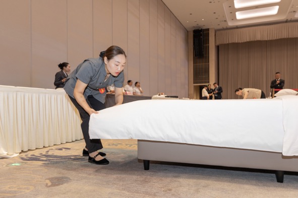 男人站在床上
低可信度描述已自動生成