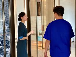 男人和女人站在門前
中度可信度描述已自動生成